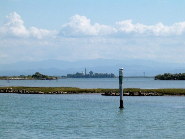 Paesaggio lagunare che ritrae l’isola di Barbana, nella Laguna di Grado
