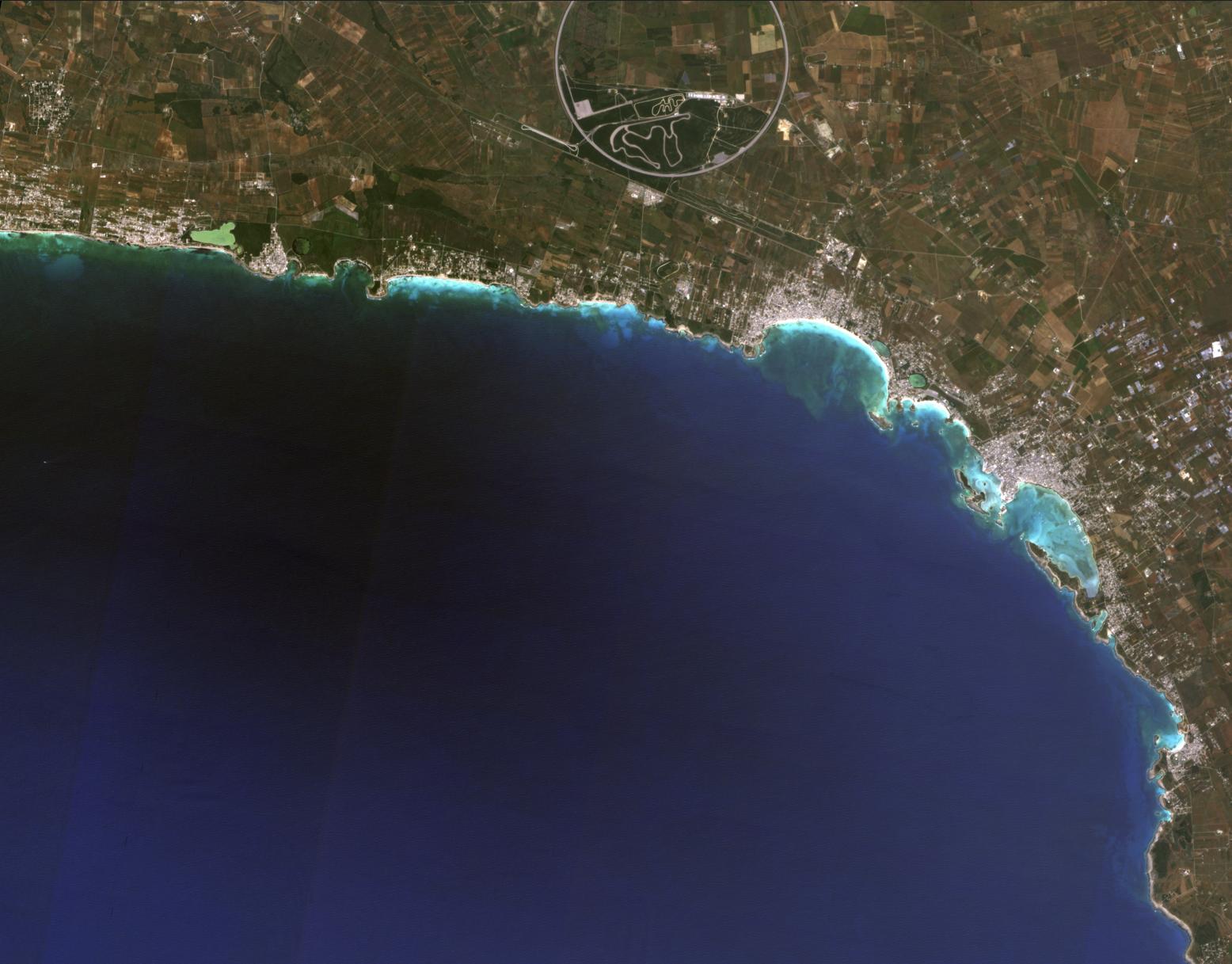 Immagine satellitare del 2 Maggio 2024 di un’area di circa 400 kmq a Porto Cesareo con la relativa area marina protetta.