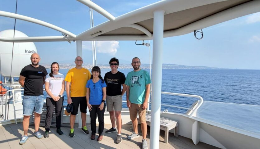 Sul ponte della nave del Cnr, Gaia Blu, sei persone del team sono in posa per la fotografia ufficiale