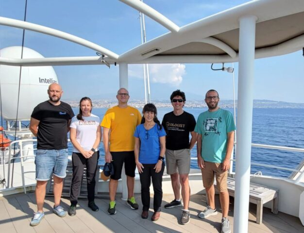 Sul ponte della nave del Cnr, Gaia Blu, sei persone del team sono in posa per la fotografia ufficiale