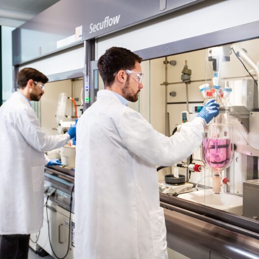 Scienziati in un laboratorio di Dompé farmaceutici.