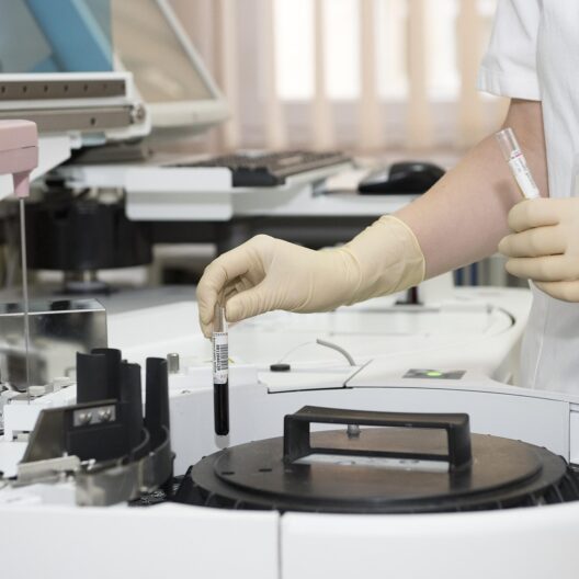 Una ricercatrice a lavoro in laboratorio