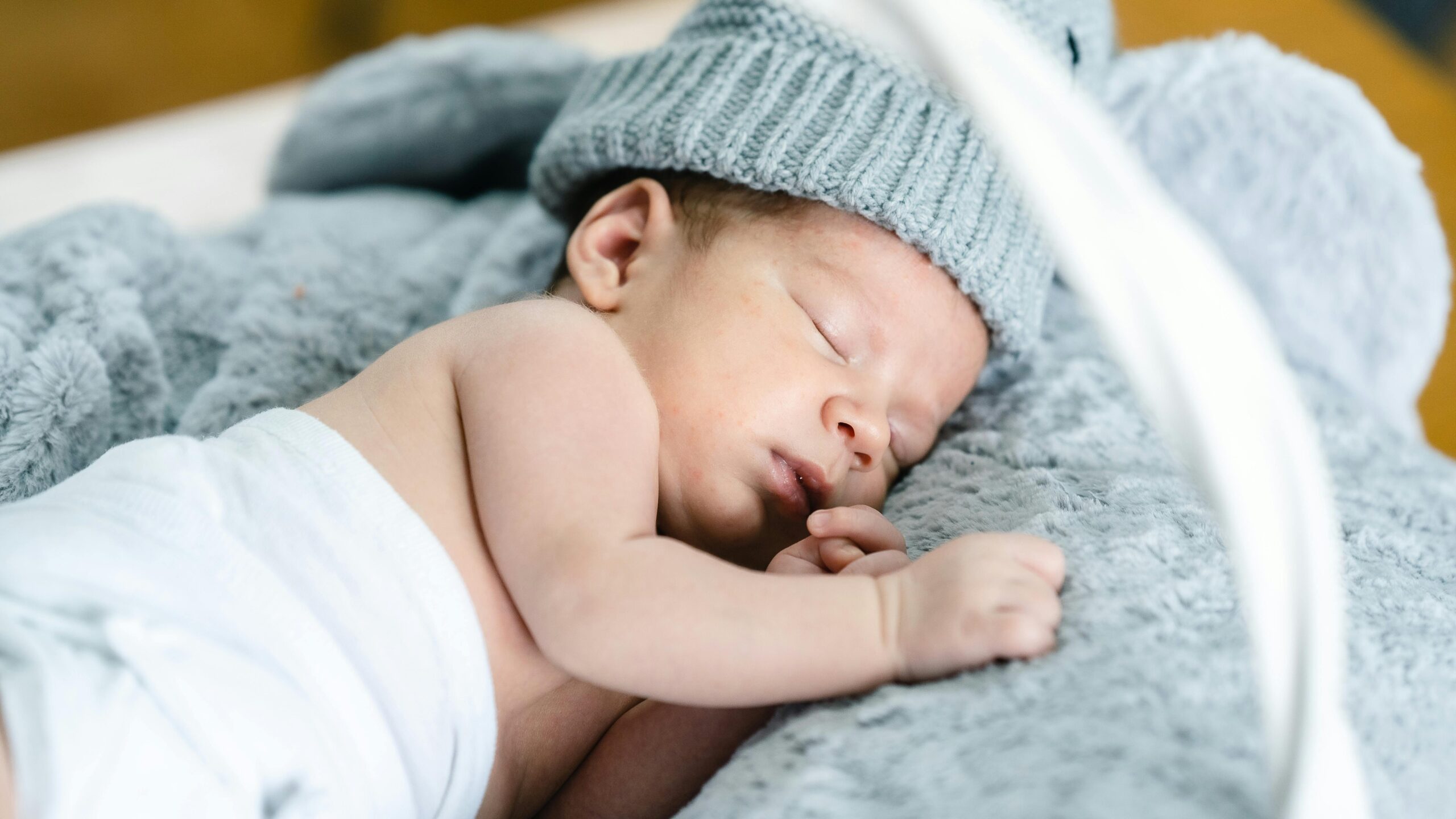 Un bimbo neonato mentre dorme.